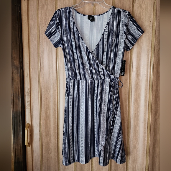 NWT Derek Heart Black and White Faux Wrap Dress Size Medium - Picture 2 of 7